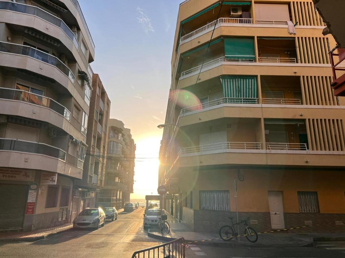 Uroczy Apartament Przy Playa De Los Locos Torrevieja Esterno foto